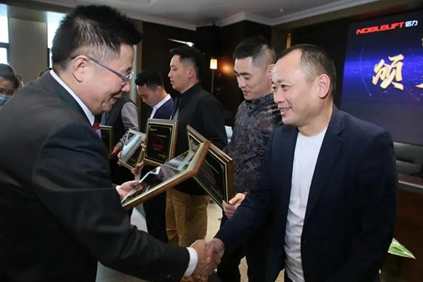 电动堆高车 电动堆高车